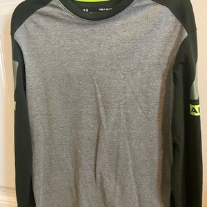 Boys Under Armour shirt EUC size YM